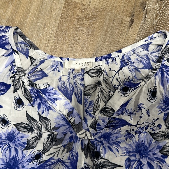 Never worn kenar women 1X black white and blue floral blouse - Picture 2 of 3